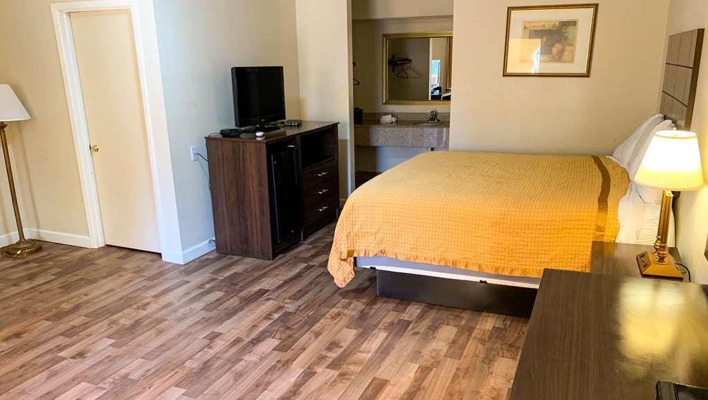 Days Inn & Suites By Wyndham Brewton Room photo